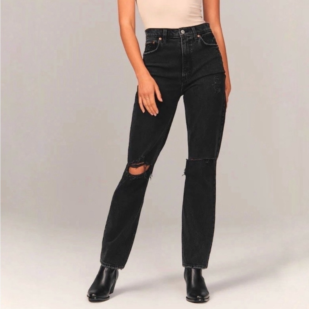 Abercrombie & Fitch The ‘90s Straight Ultra High Rise
Black Distressed Jean
